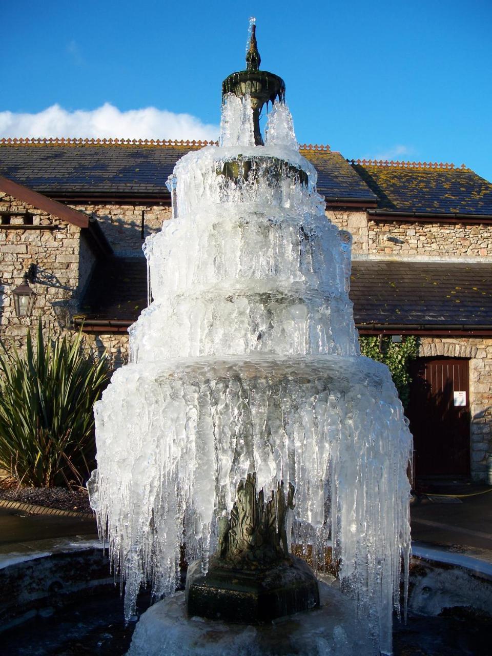 St Mary'S Hotel Golf & Country Club Pencoed Exteriör bild