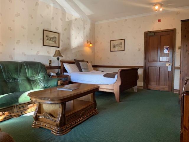 St Mary'S Hotel Golf & Country Club Pencoed Exteriör bild
